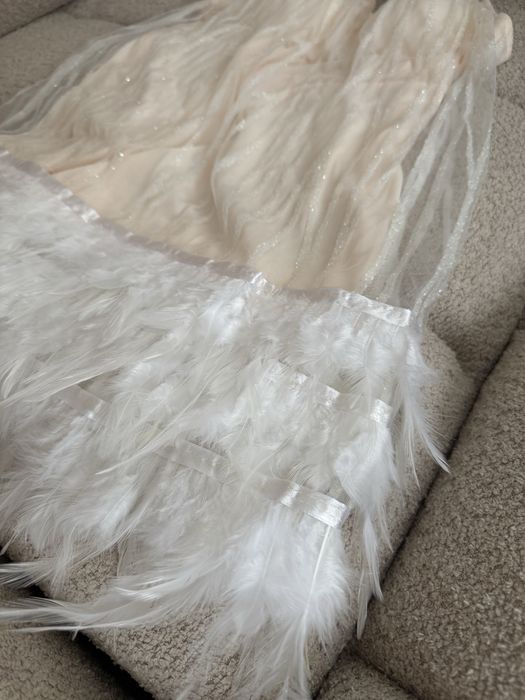 Елегантна рокля с пера