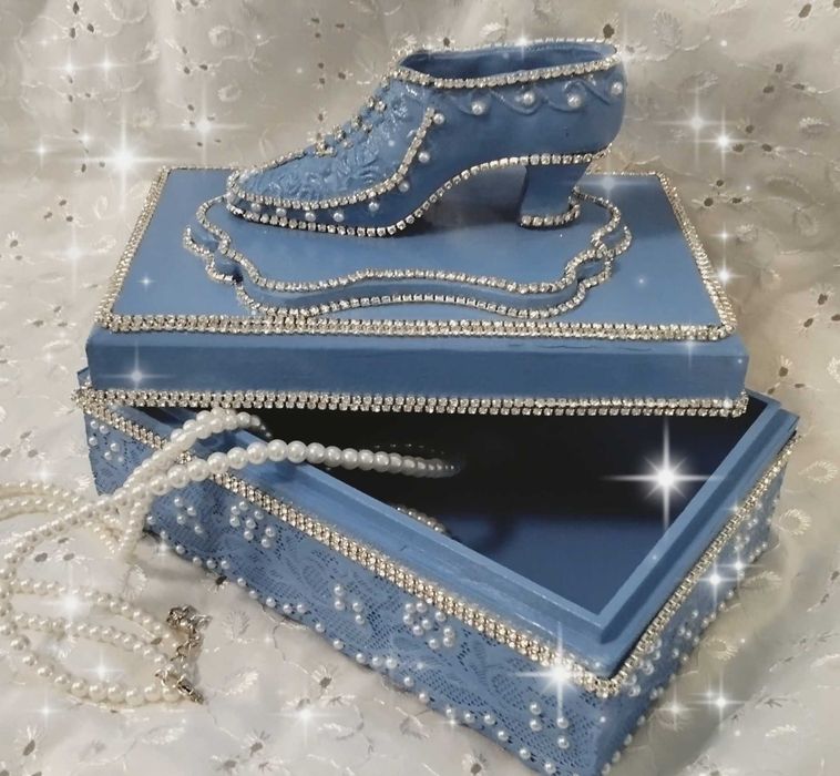 Кутийка за бижута с пантофка