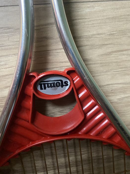 Продава се тенис ракета от 70-80 години