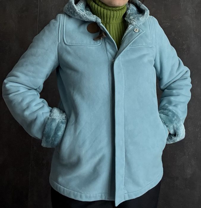 Дублёнка в XS/S размере нежно-голубого цвета.