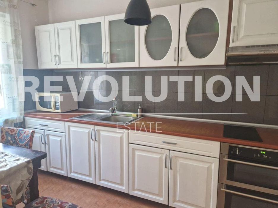 Дава се под наем Тристаен апартамент в Варна, Център - 100 кв.м за 650 € - Снимка #2