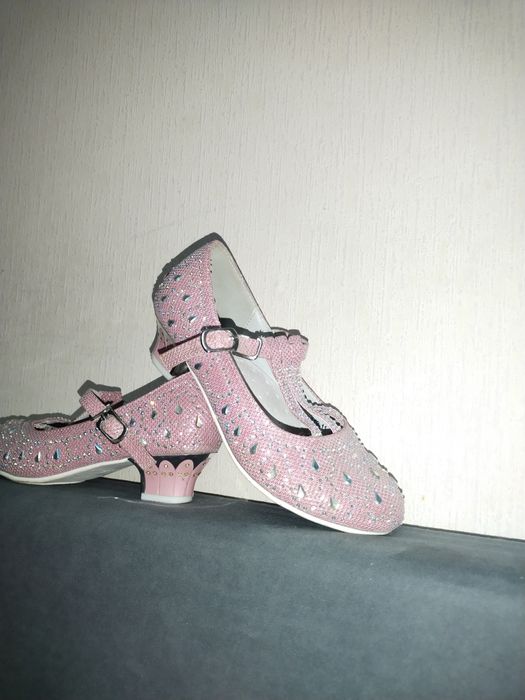 Продам обувь на девочку