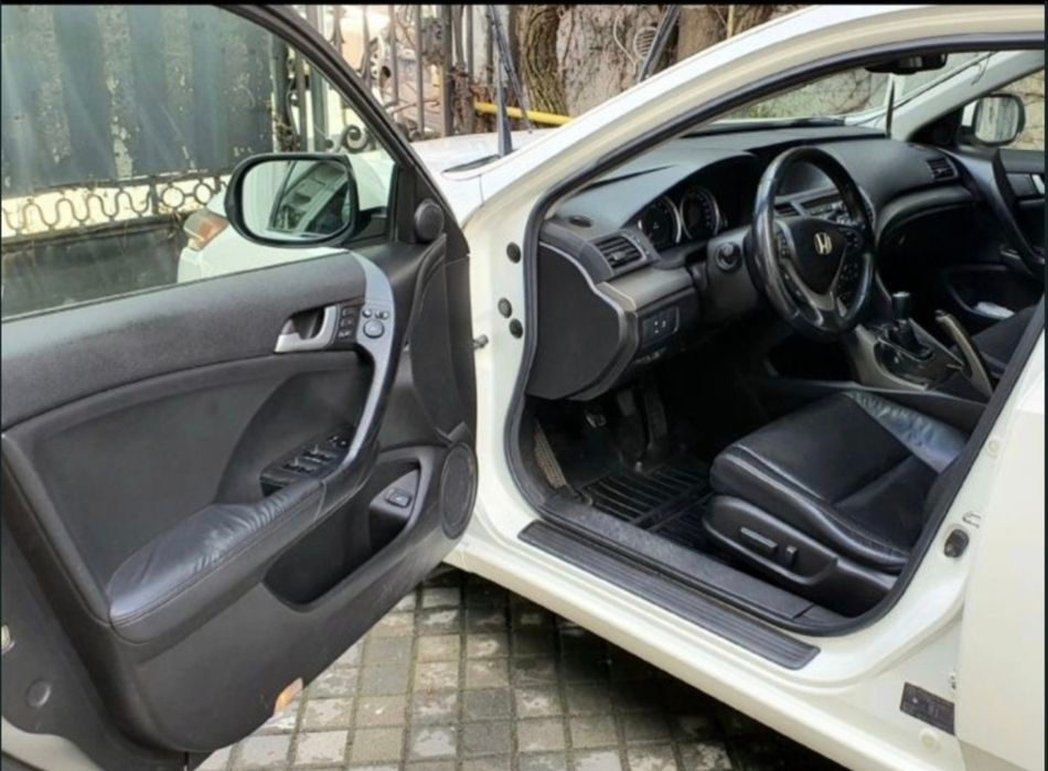 Vând Honda Accord Tourer Executive  schimb 
2.2 i-DTEC diesel 150cp