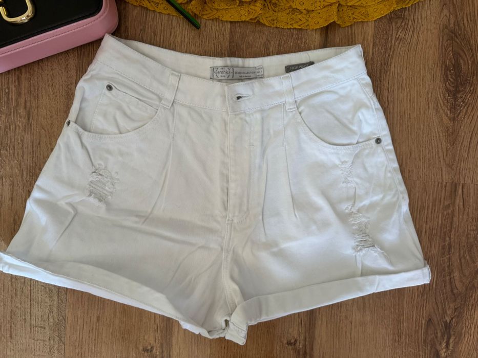 Pantaloni scurți denim alb și bluză dantelă Mango