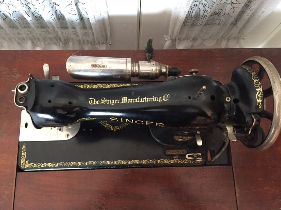Masina de cusut Singer~foarte veche dar in stare perfecta de functione