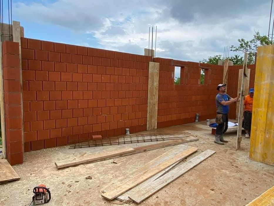 Construcții case la rosu