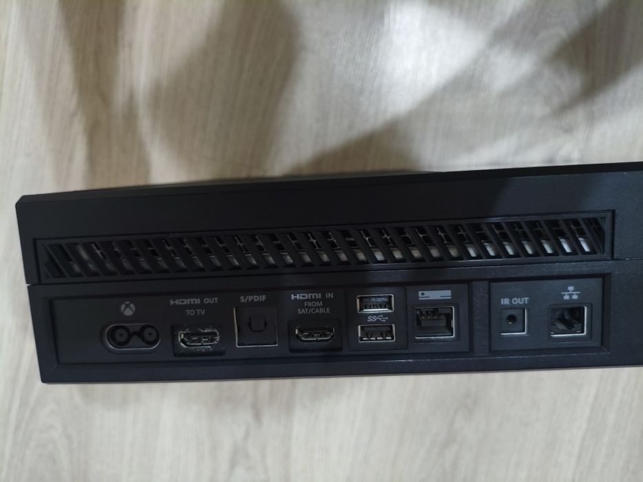 Xbox one S с геймпадами и комплектующими