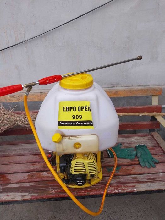 .Бензиновый опрыскивател.