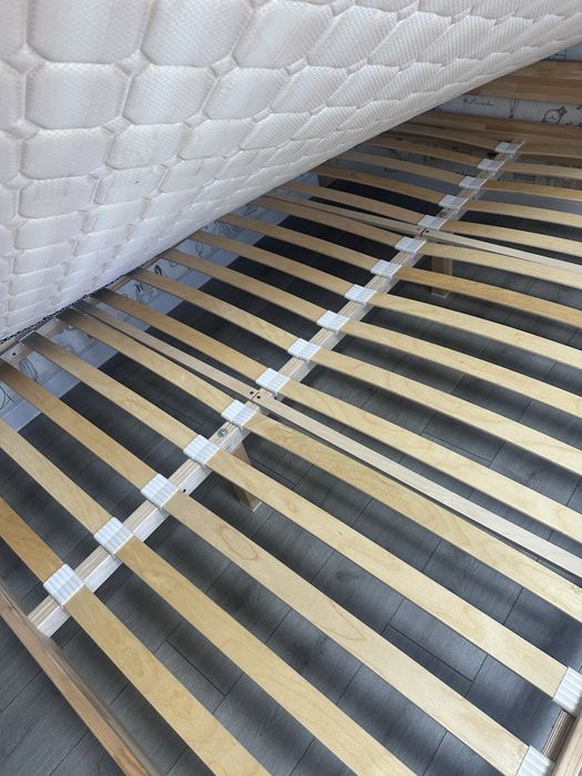 Продам кровать деревянный 180*200