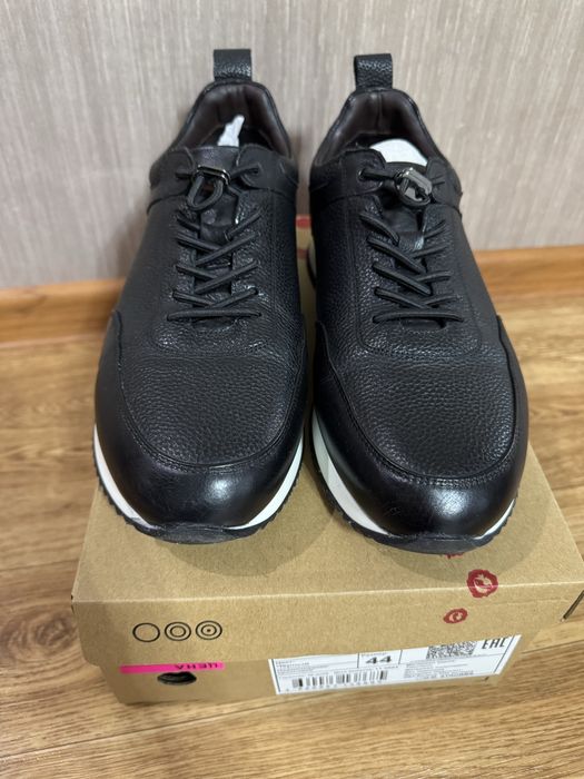 Продаются кроссовки.