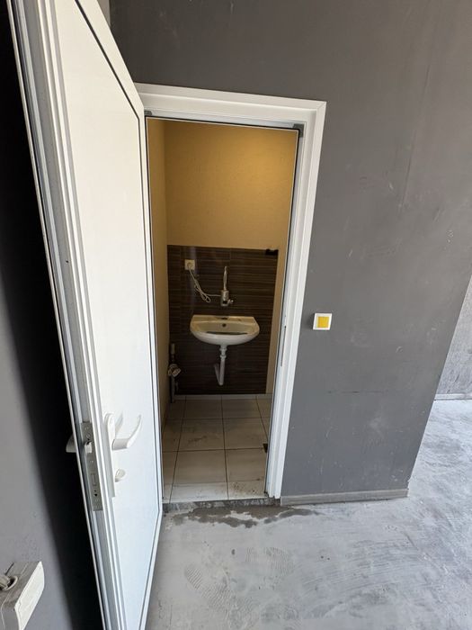 Дава се под наем Гараж / Паркомясто в Шумен, Тракия - 20 кв.м за 153 € - Снимка #5