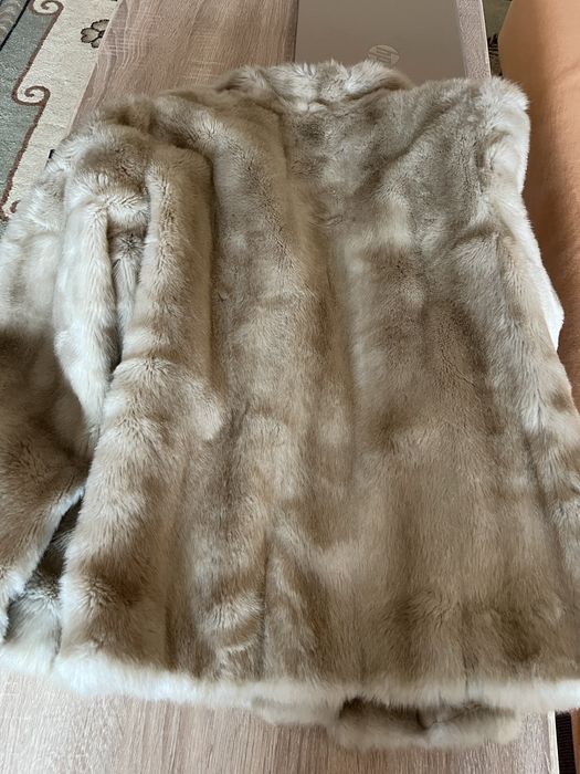 Пухкаво палто от еко косъм в бежов цвят