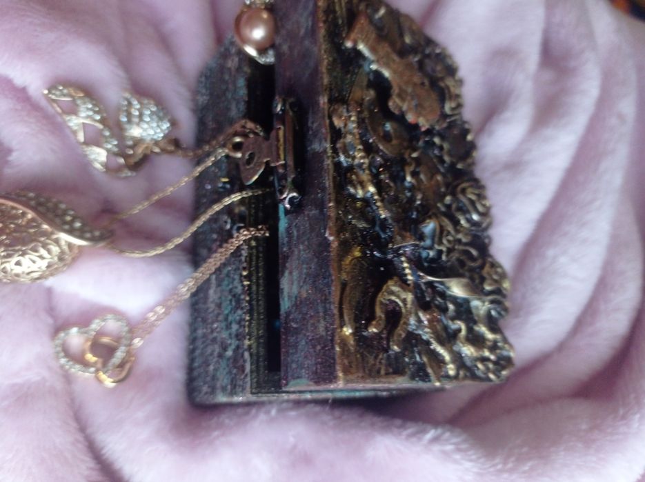 Кутийка за бижута, ръчно изработена, дървена с размери 10см*5**6см