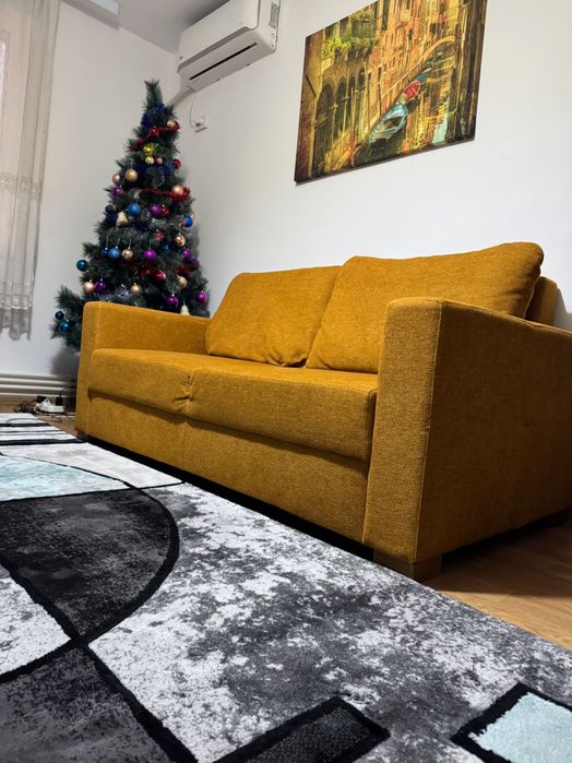 Vând canapea fixă 3 locuri galben muștar