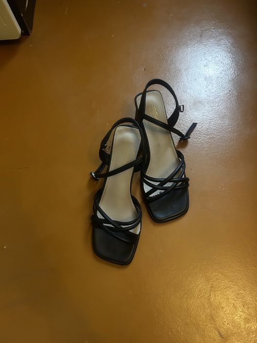 Открытые туфли на каблуке