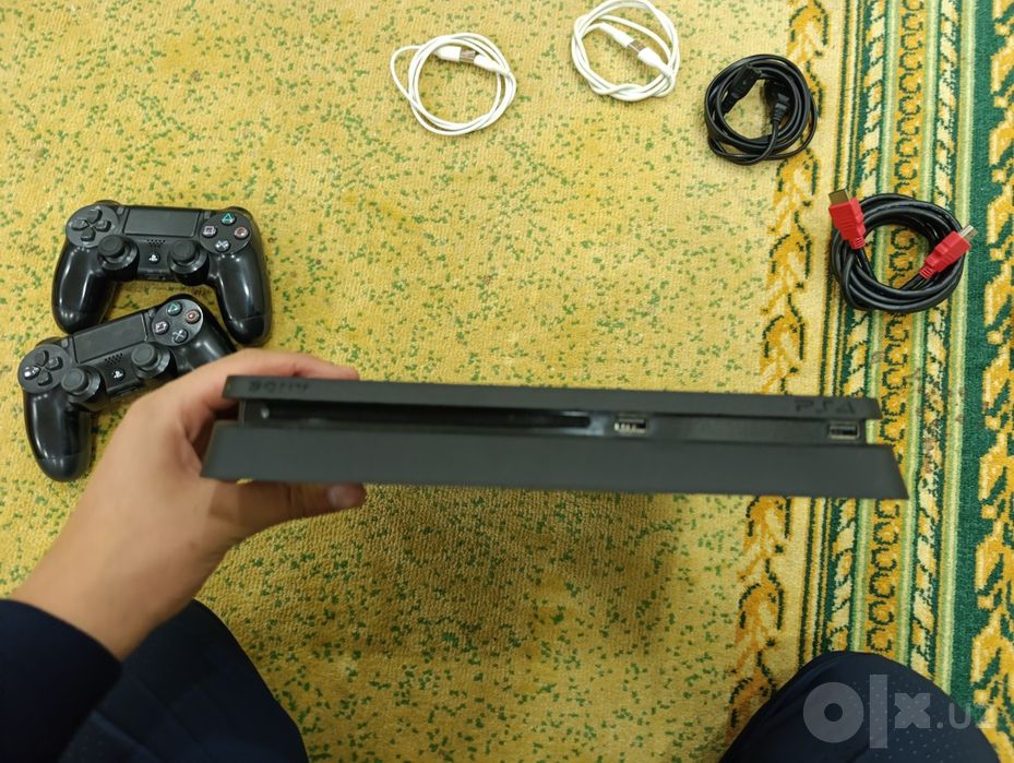 PS 4 slim срочно сотилади