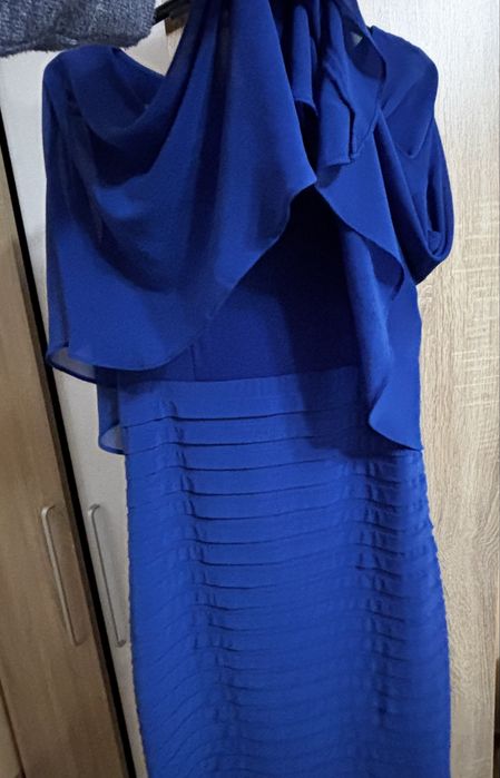 Красива синя рокля