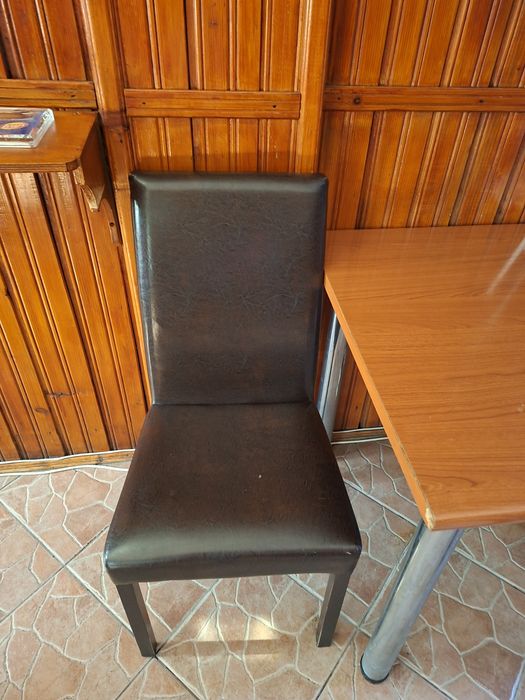Mese și scaune luate de la lems.