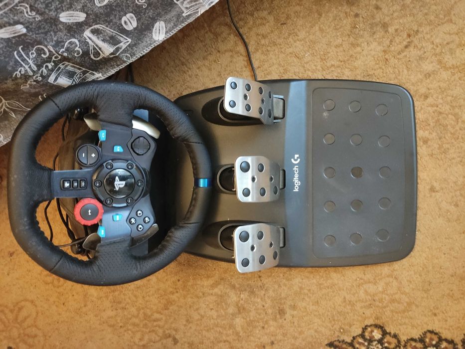 Продавам SonyPs5с един контролер,волан,педали и една игра Gran Tourismo7
