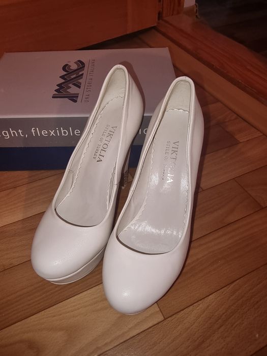 Продам свадебные белые туфли