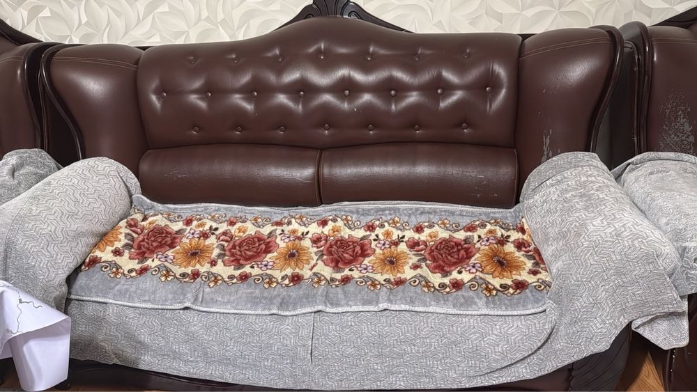 Кожаный диван с двумя креслами
