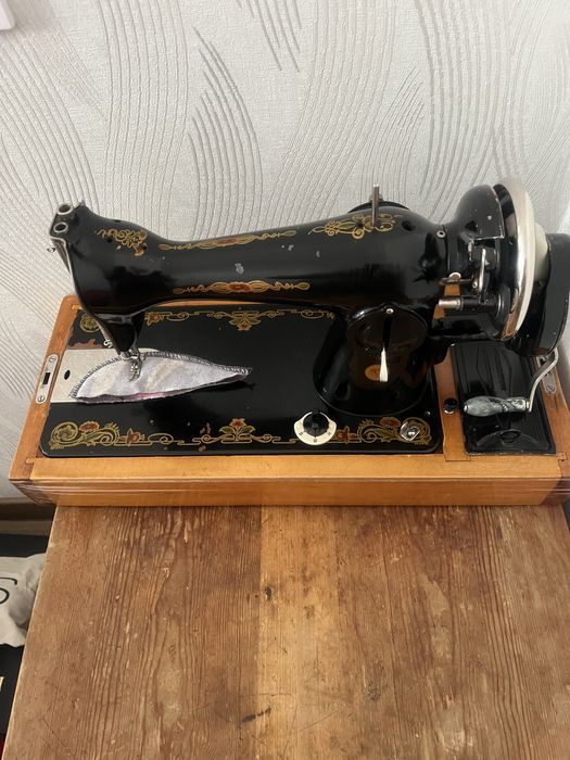 Продам швейную машинку