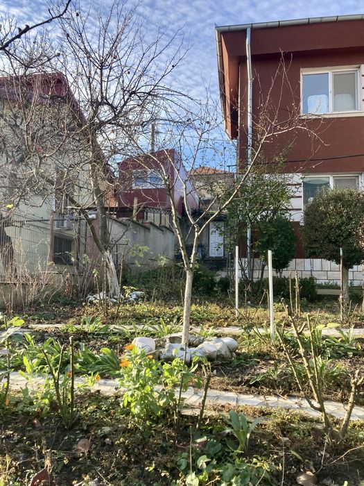 Casă cu etaj-costrucție din cărămidă roșie