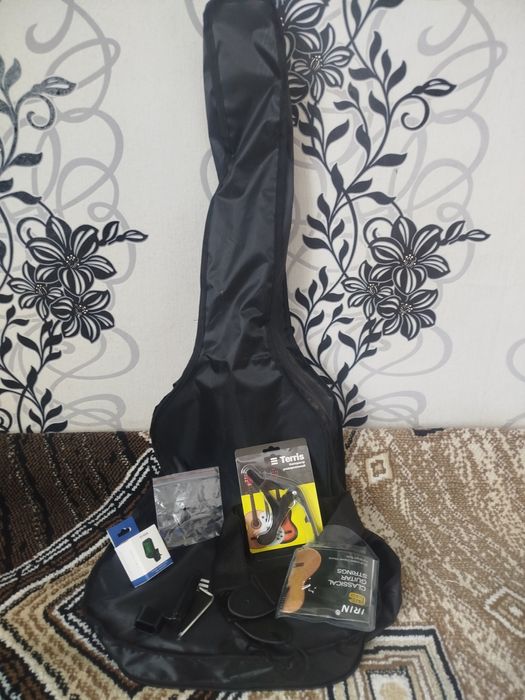 Гитара со струнами