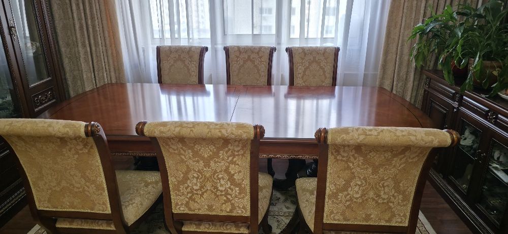 Продам стол обеденный со стульями.