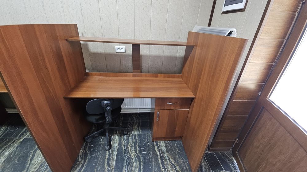 Стол (с перегородкой по бокам) для персонала, операторов.