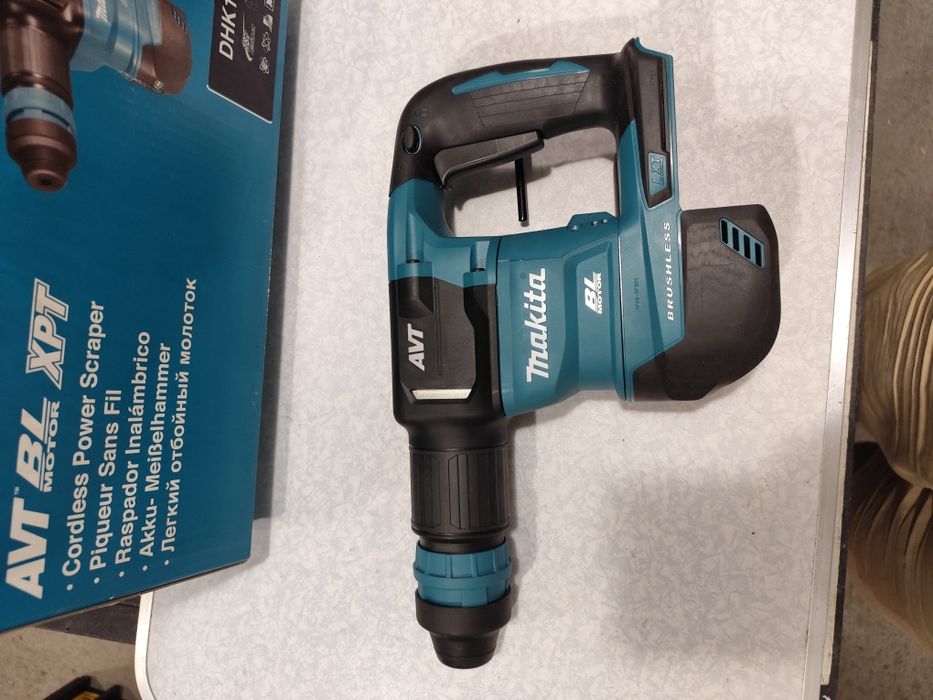 Коледна цена Акумулаторен безчетков къртач Макита Makita DHK180