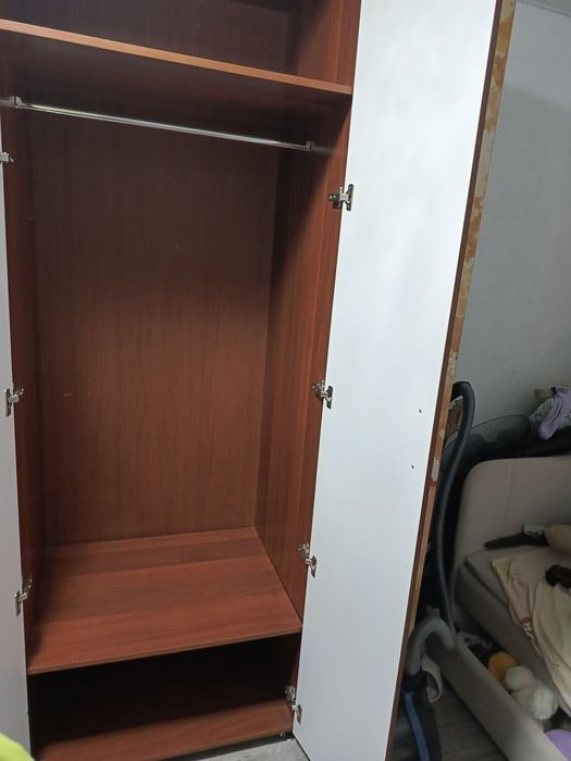 Продам детский гарнитур.2 шкафа ,стол письменный,