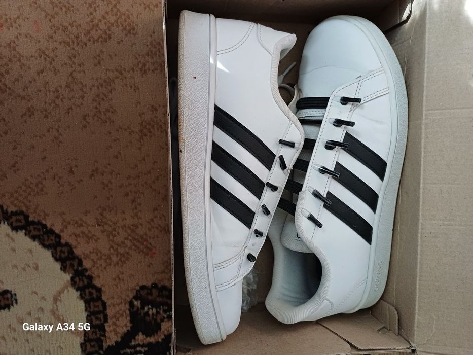 Продавам маратонки адидас.