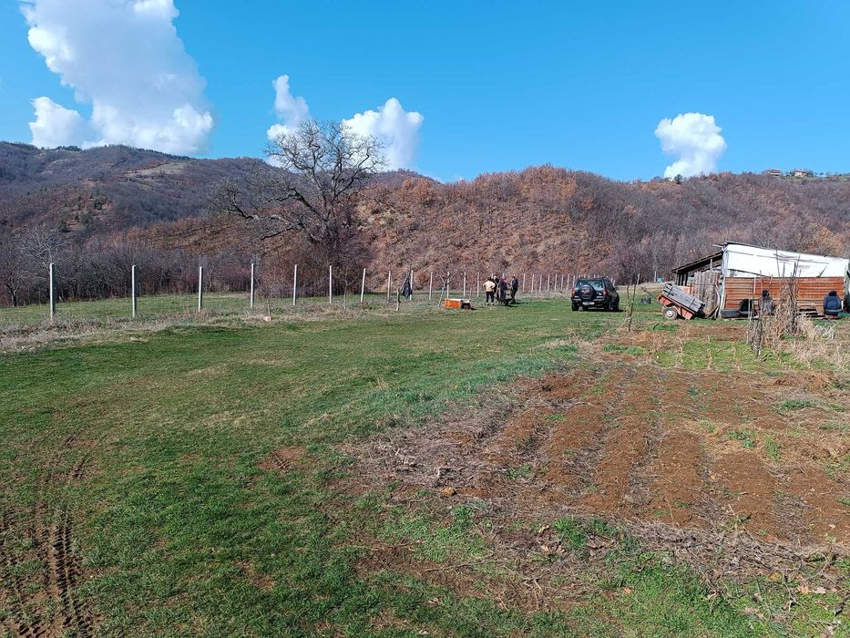 Продавам земя с малка вила