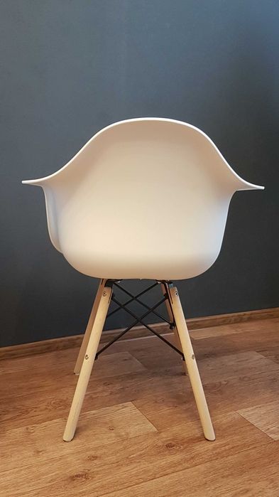 Стул, стулья пластиковые с деревянной ножкой