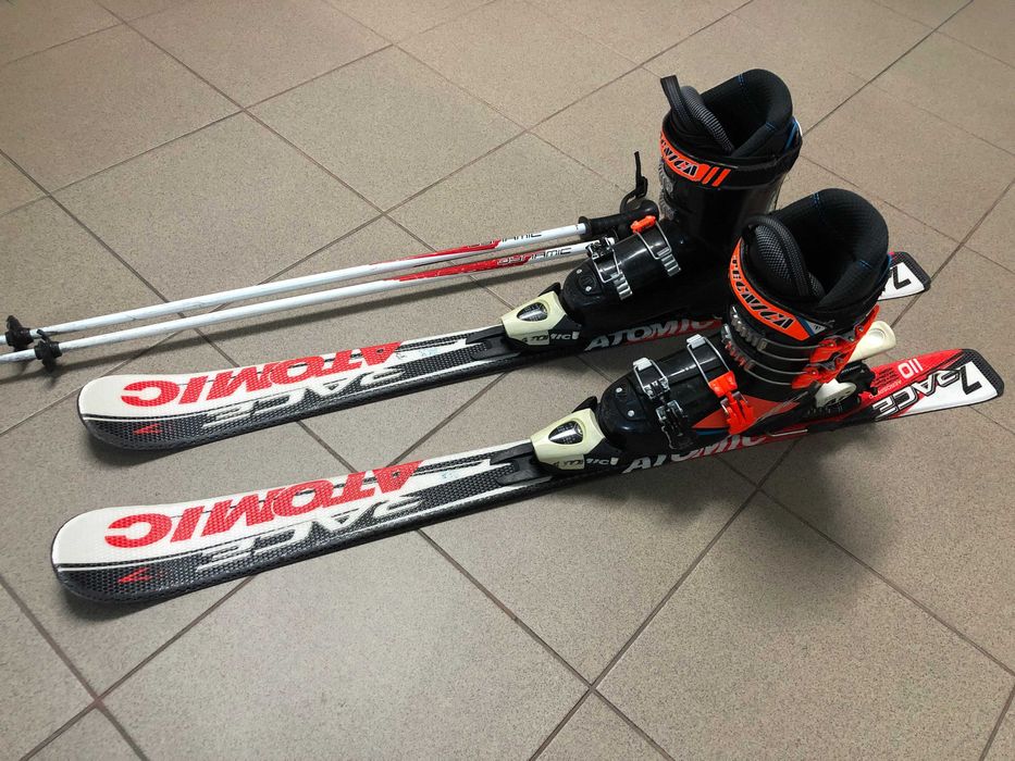 Skiuri,,clăpari și cască pentru copii