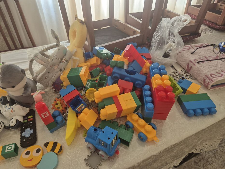 Игрушки в основном конструктор