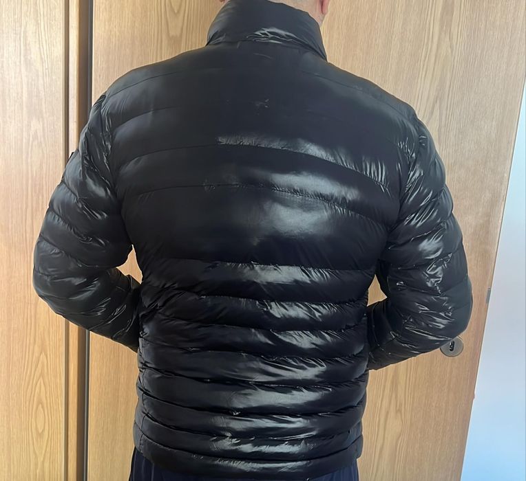 Geaca neagra lucioasă