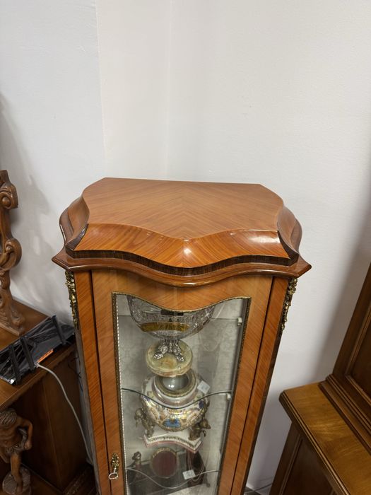 Vitrina deosebita din lemn masiv cu intarsii si elemente bronz