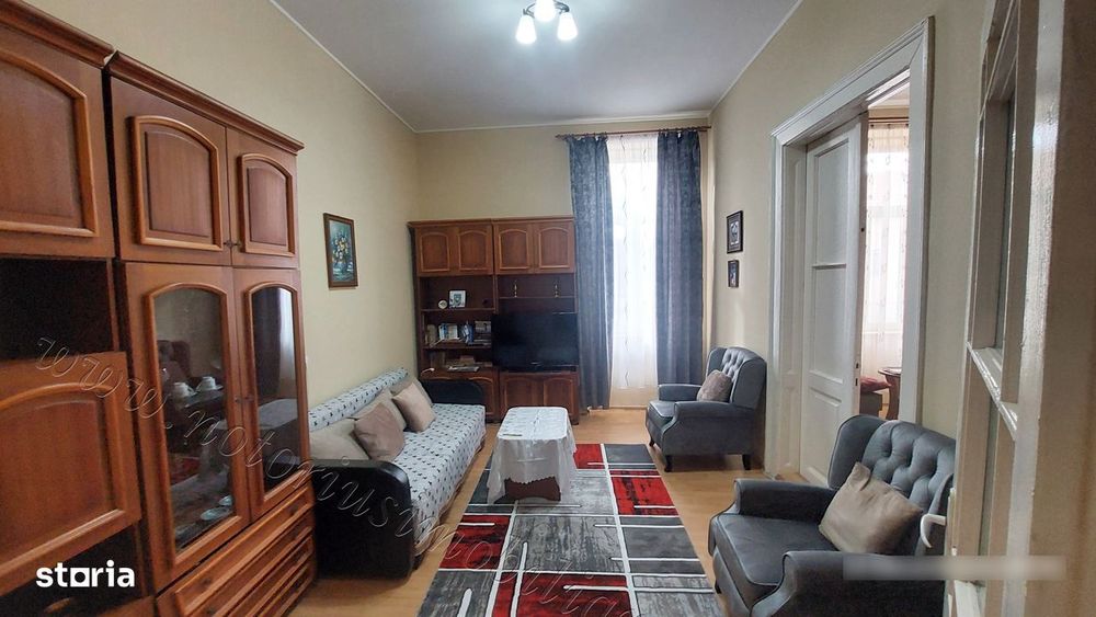 Casă în Hațeg, zonă centrală, teren generos, stare foarte bună.