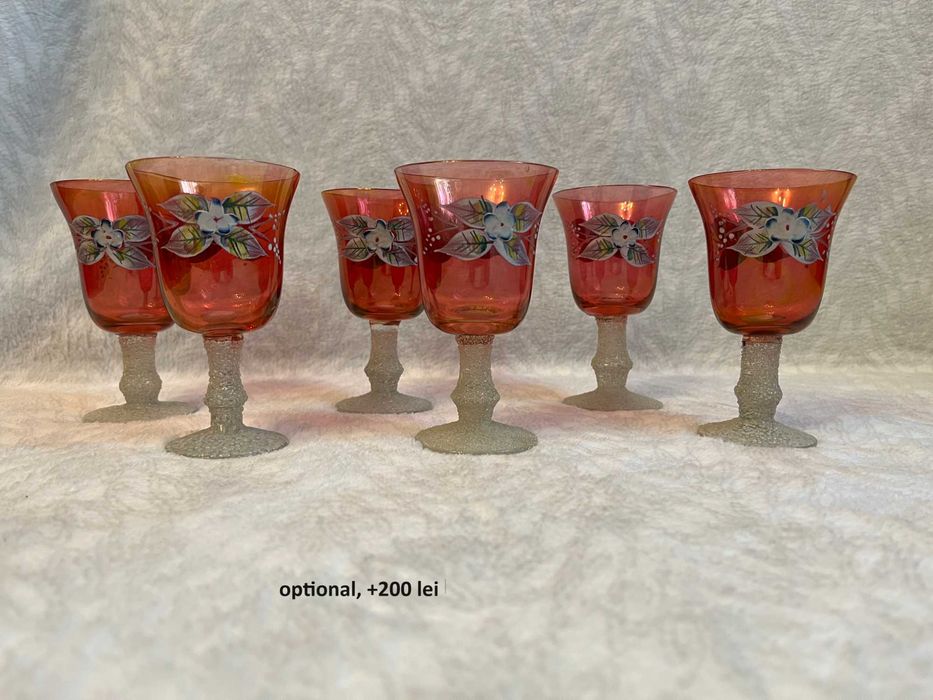 Set sticla cu pahare, pictate manual (in relief), pentru vin. Optional  inca 6 pahare (cost suplimentar)