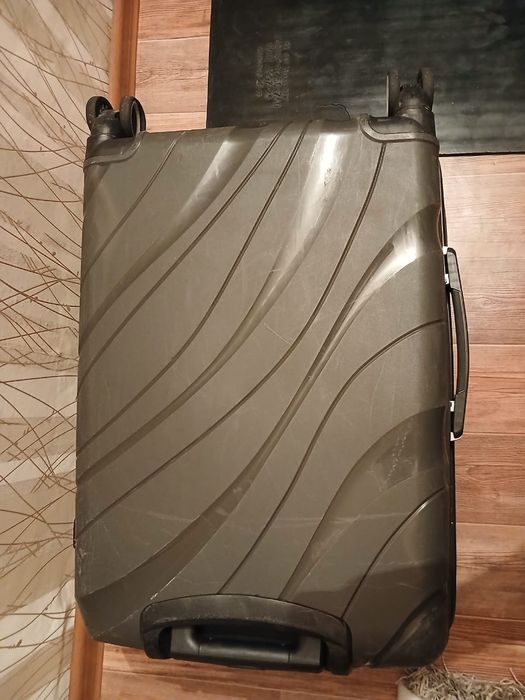 Чемодан  9000 тенге