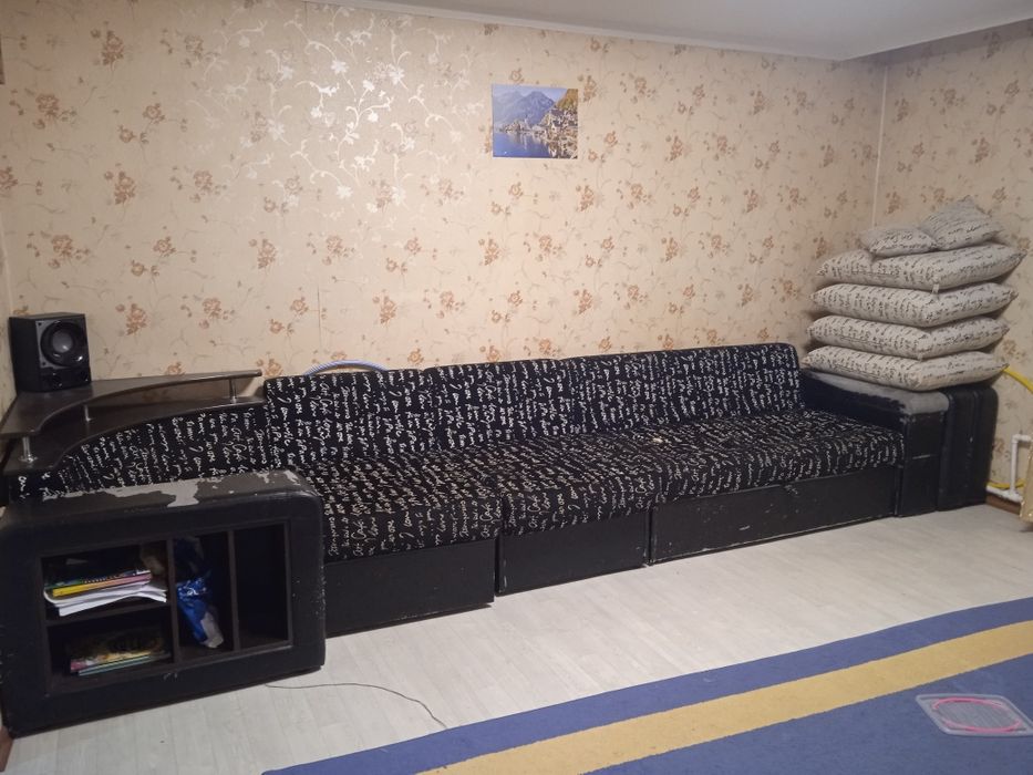 Продаётся диван угловой. Или диван и 2 кресла.