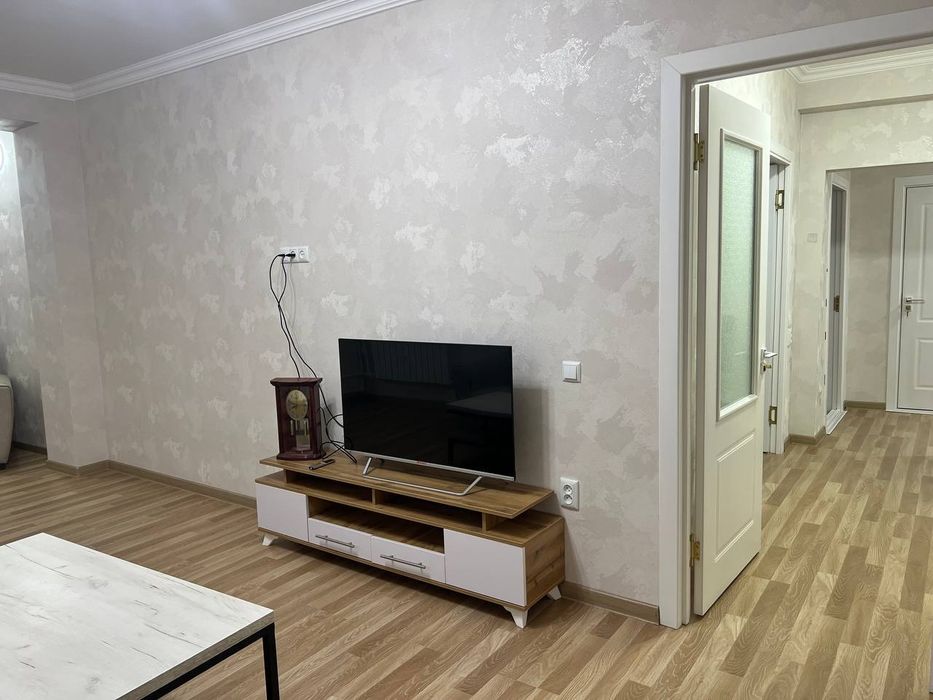 2- Комнатная,  Космонавтов  Метро рядом ( Аренда Квартиры)