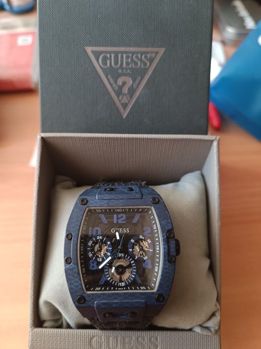Часовник Guess водоустойчив