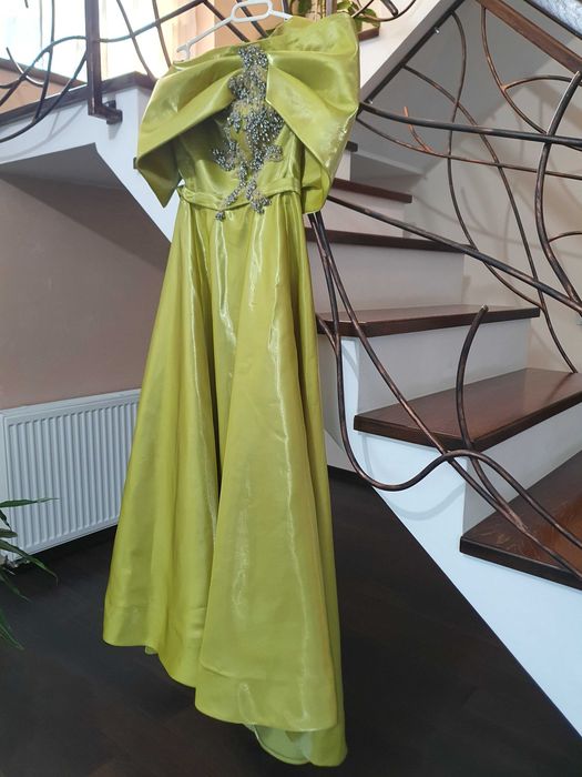 Rochie foarte eleganta. Purtata o singura data.