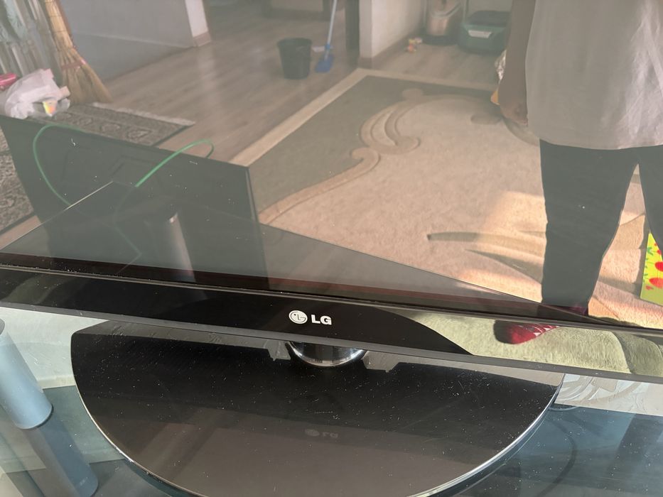 Продоам телевизор хорошое состояние все датали есть