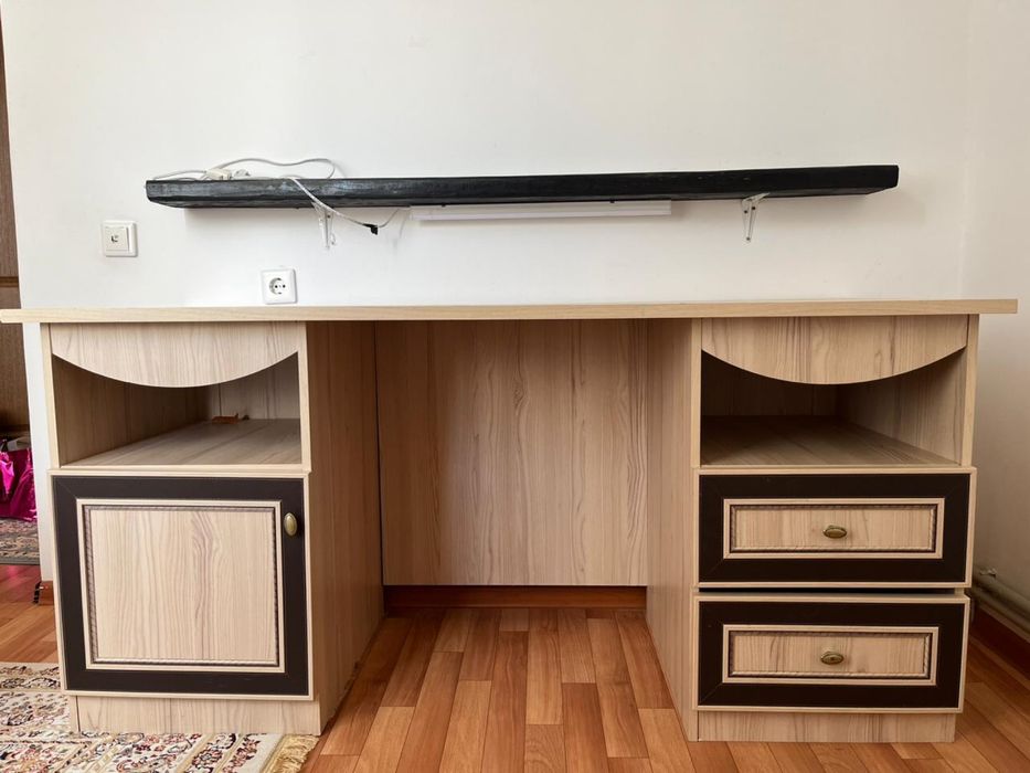 Стол письменный,