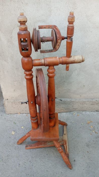 Прялка настоящая старинная.