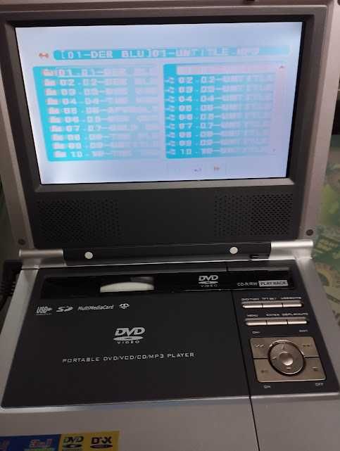 Два портативни DVD плейъра